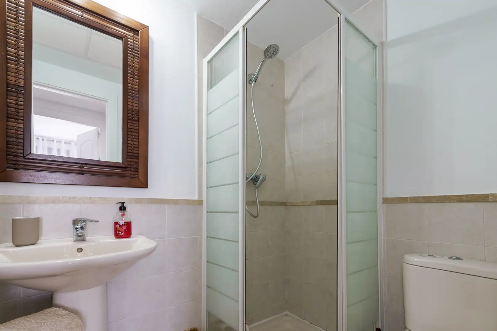 Baño de Planta baja de alquiler en Estepona con Aire acondicionado, Jardín privado y Terraza