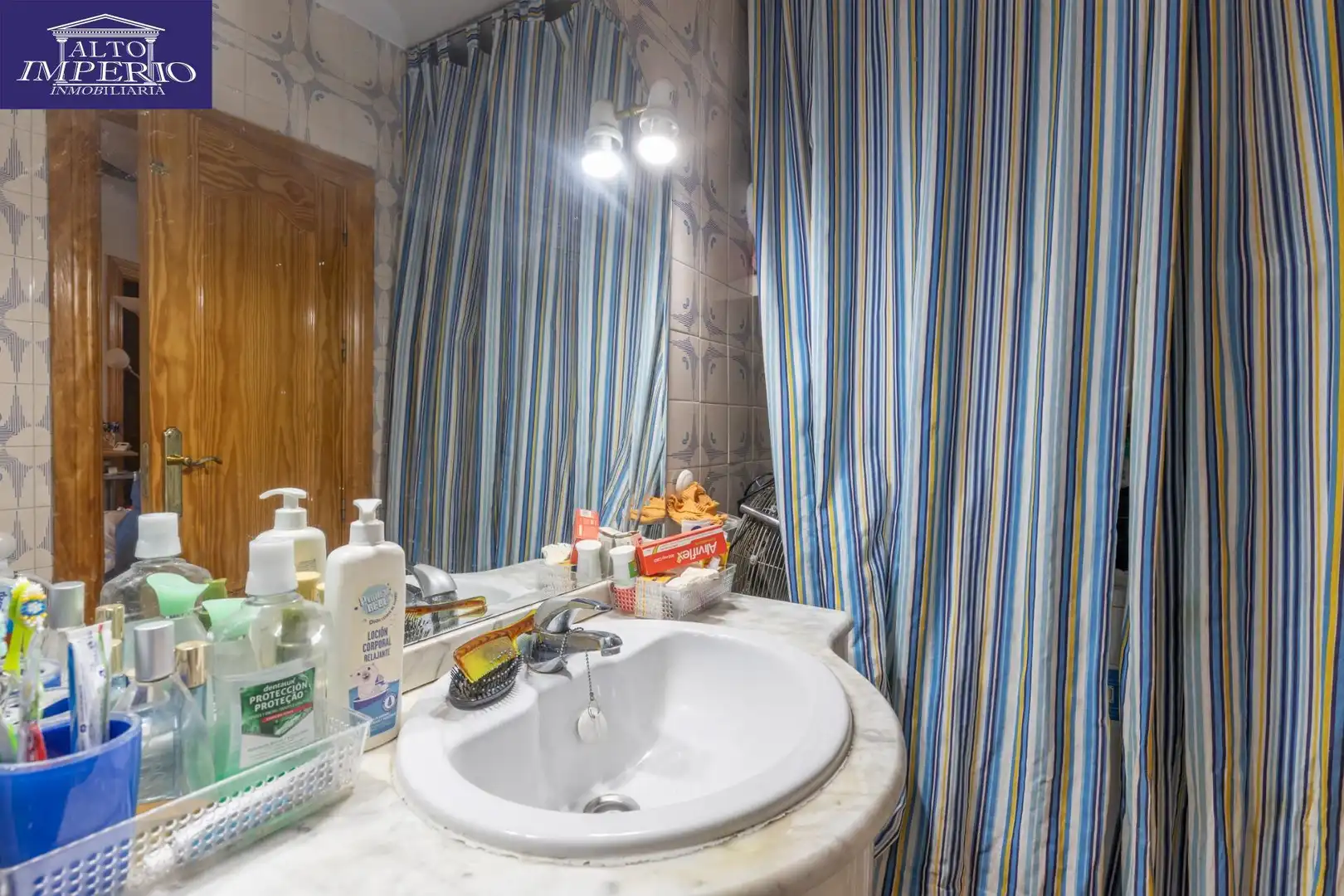 Bathroom of Flat for sale in Granada