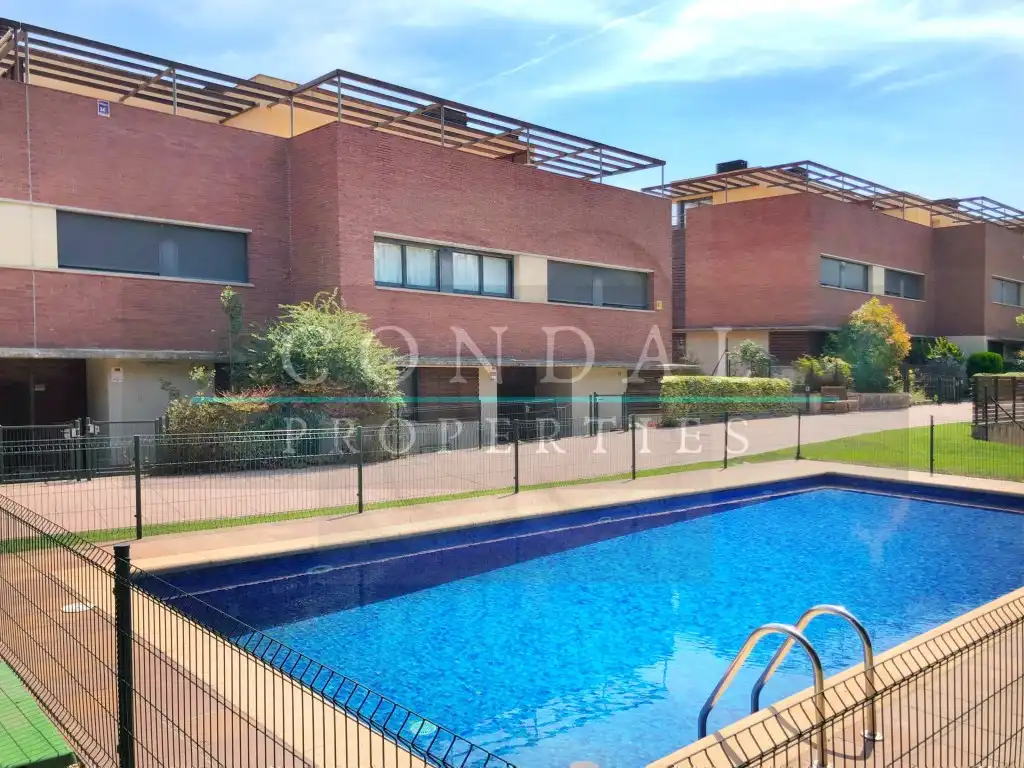 Außenansicht von Einfamilien-Reihenhaus zur Miete in Canovelles mit Privatgarten, Terrasse und Internet