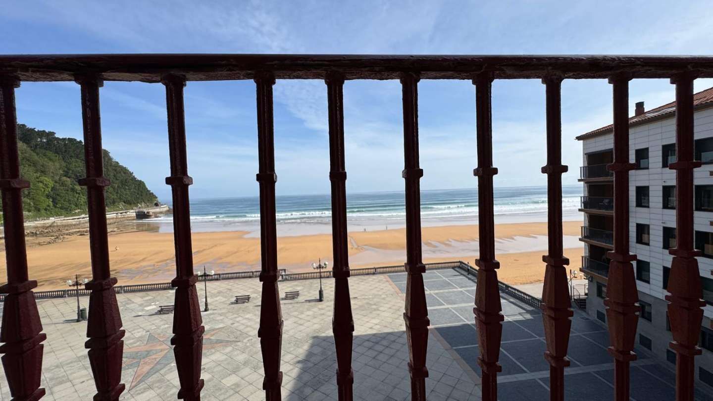 Außenansicht von Wohnung zum verkauf in Zarautz mit Heizung, Abstellraum und Balkon