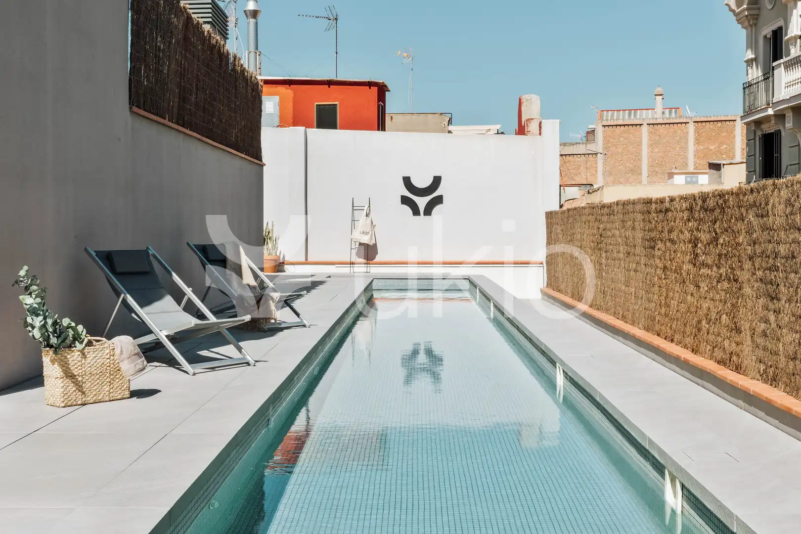 Piscina de Apartament de lloguer en Barcelona amb Aire condicionat, Calefacció i Moblat