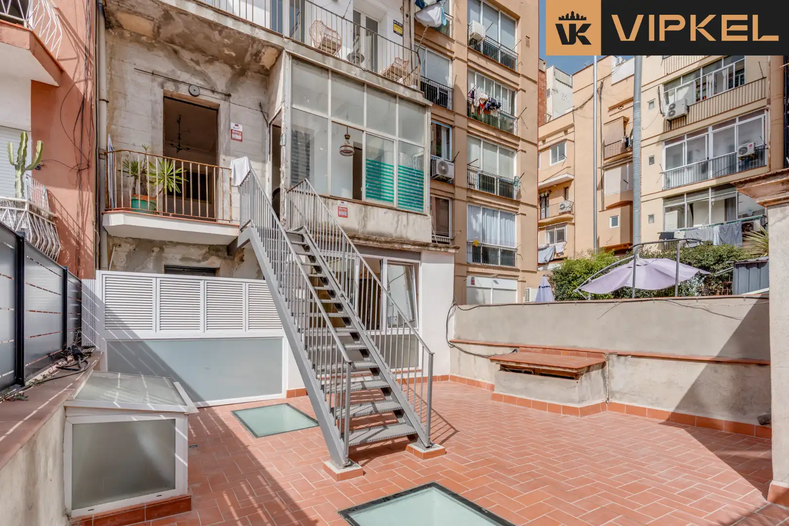 Vista exterior de Pis en venda en Barcelona amb Terrassa, Balcó i Alarma
