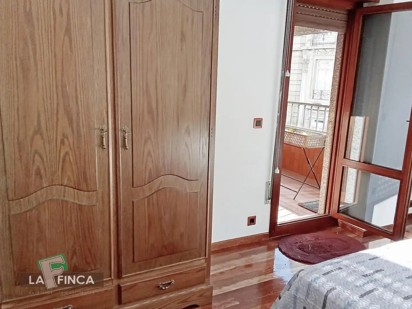 Dormitori de Oficina de lloguer en Oviedo  amb Calefacció i Terrassa