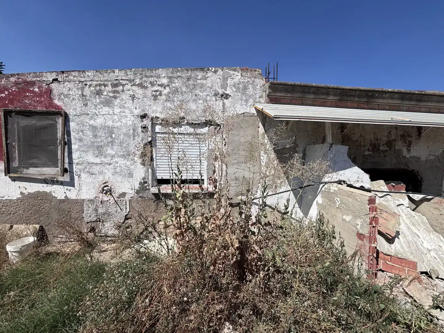 Vista exterior de Casa o xalet en venda en Sanlúcar la Mayor amb Piscina