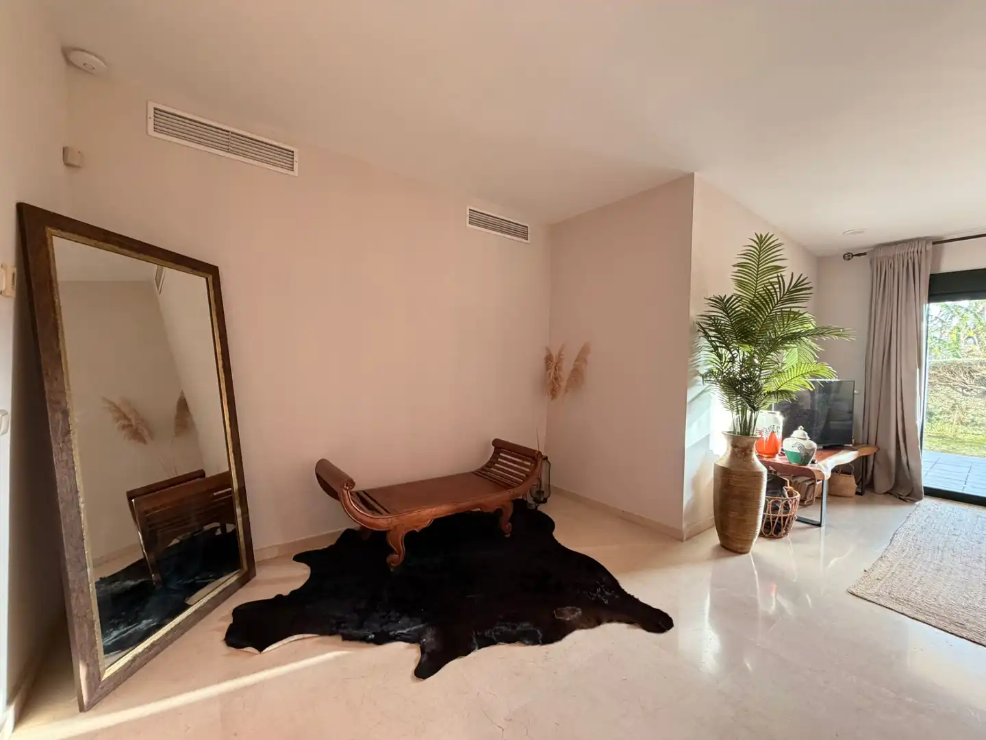 Sala d'estar de Pis de lloguer en Marbella amb Aire condicionat, Terrassa i Moblat