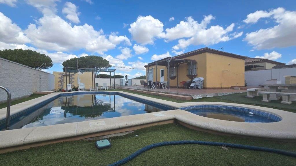 Swimming pool of House or chalet for sale in Chiclana de la Frontera  with Air Conditioner, Private garden and Storage room