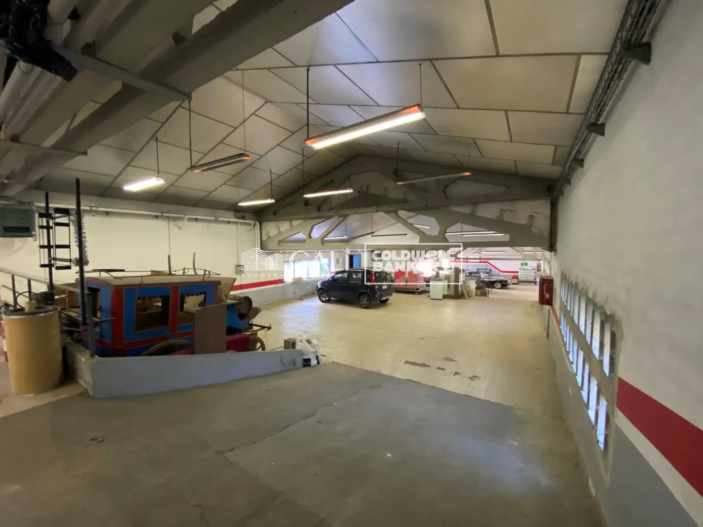 Industrial building to rent in Les Bons