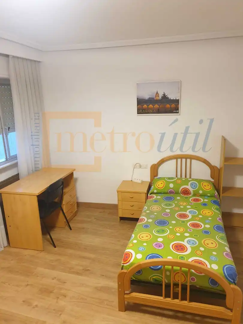 Bedroom of Flat for rent in Salamanca  with Heating, Parquet flooring and Furnished