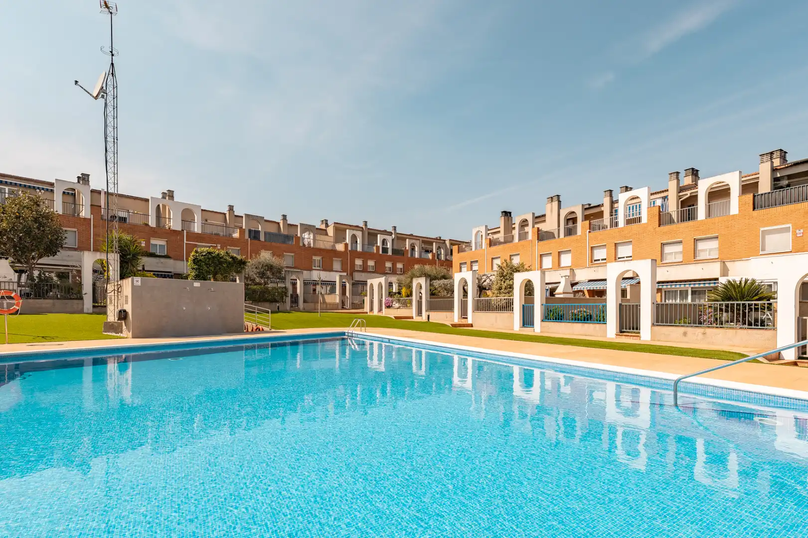 Piscina de Casa adosada en venta en Martorell con Aire acondicionado, Calefacción y Jardín privado