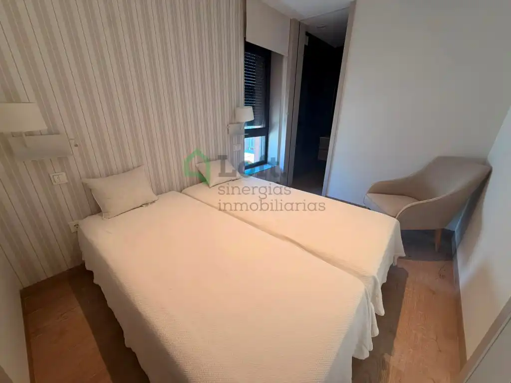 Dormitori de Casa o xalet en venda en Badajoz amb Terrassa, Piscina i Domòtica