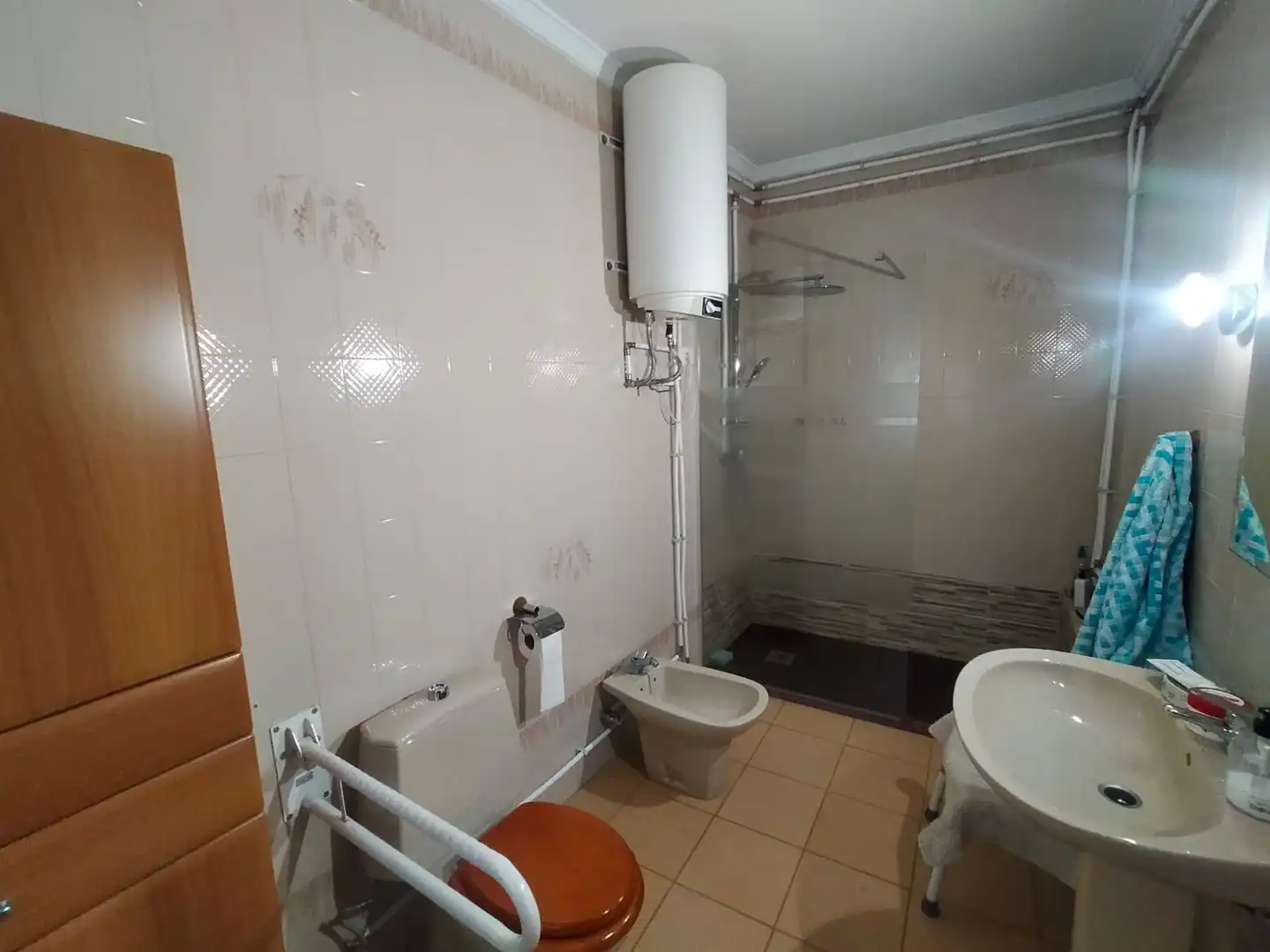 Badezimmer von Dachboden zum Verkauf in La Línea de la Concepción mit Terrasse und Abstellraum