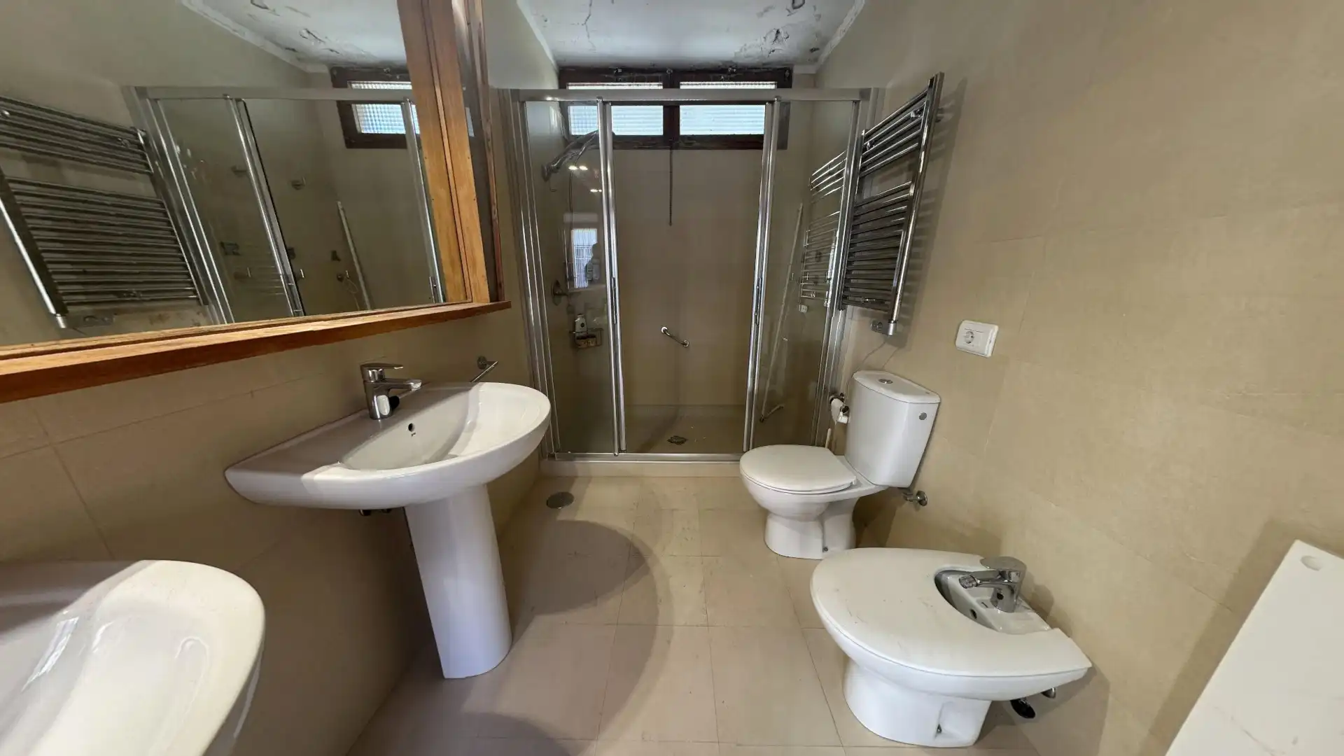 Bany de Casa o xalet en venda en Alicante / Alacant amb Jardí privat, Terrassa i Piscina
