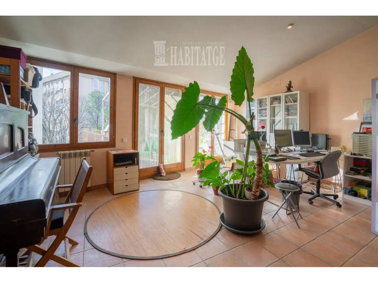 Jardín de Dúplex en venta en Vic con Calefacción, Terraza y Alarma