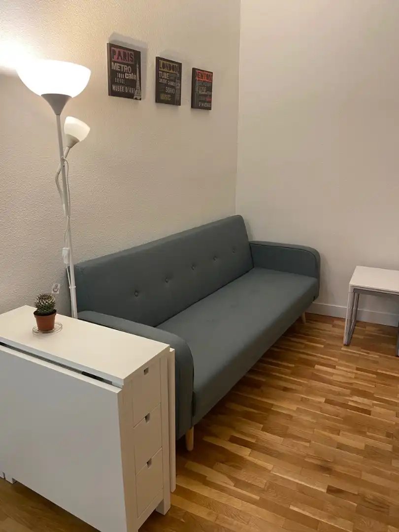 Dormitori de Apartament de lloguer en Madrid amb Calefacció, Moblat i Forn