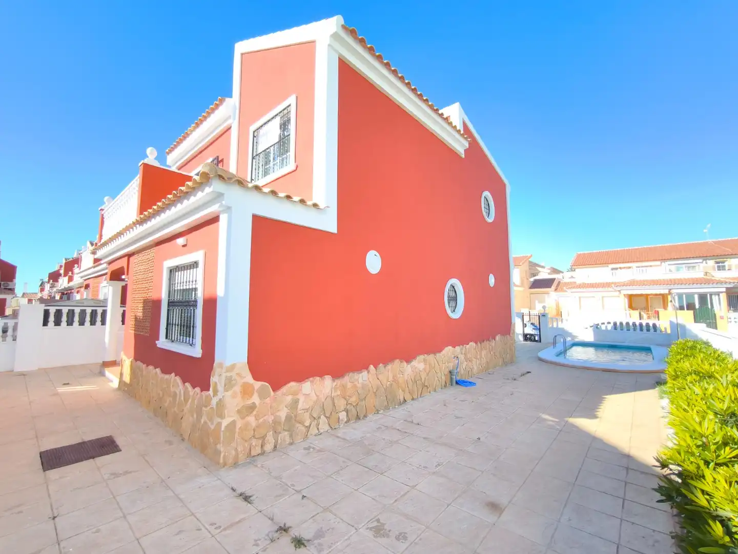 Vista exterior de Casa o xalet en venda en Orihuela amb Terrassa i Piscina