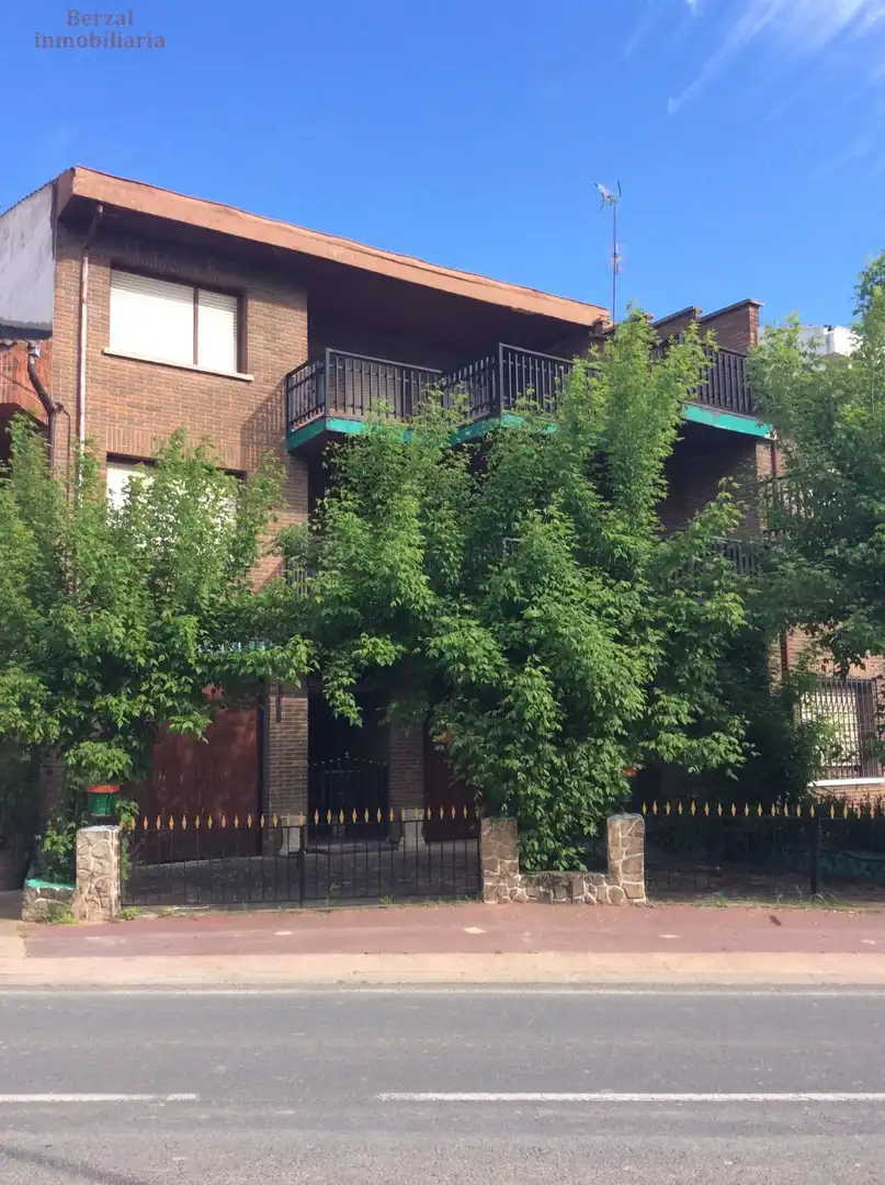 Vista exterior de Casa o xalet en venda en Baños de Ebro / Mañueta amb Terrassa, Traster i Balcó