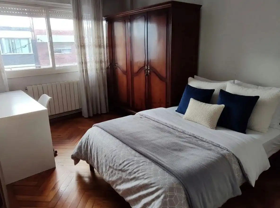 Dormitori de Pis en venda en Vigo  amb Calefacció, Terrassa i Moblat