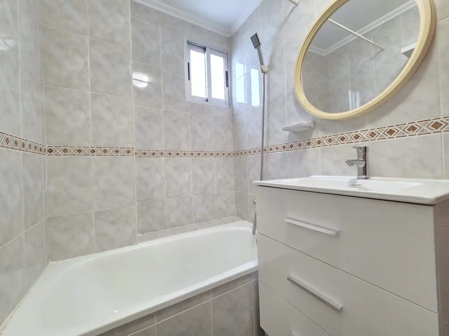 Baño de Apartamento en venta en Bellreguard con Terraza, Amueblado y Balcón