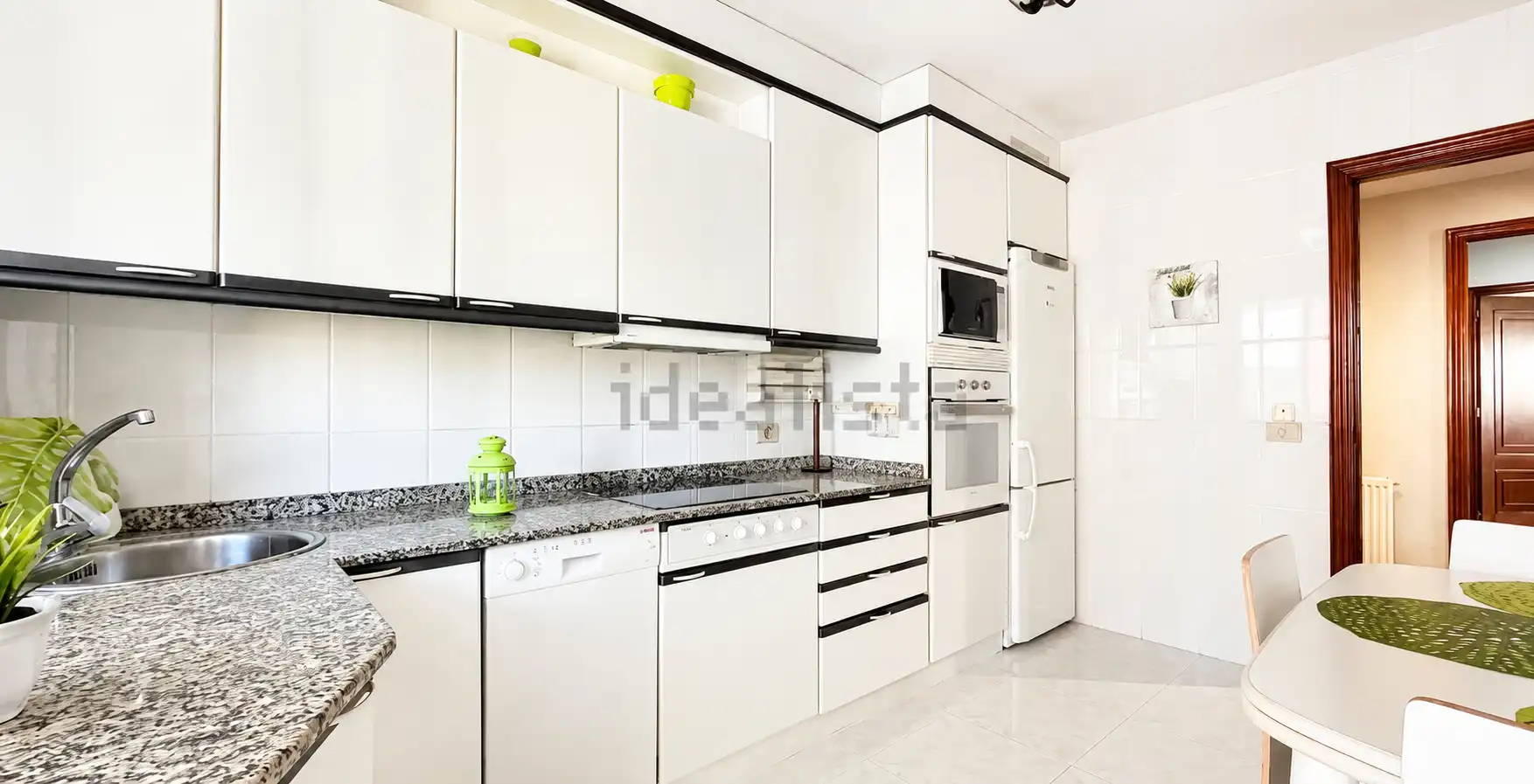 Cocina de Piso en venta en Vigo  con Calefacción, Parquet y Trastero