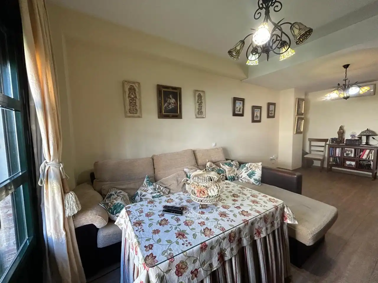 Sala d'estar de Casa o xalet en venda en Dos Hermanas amb Aire condicionat, Calefacció i Terrassa