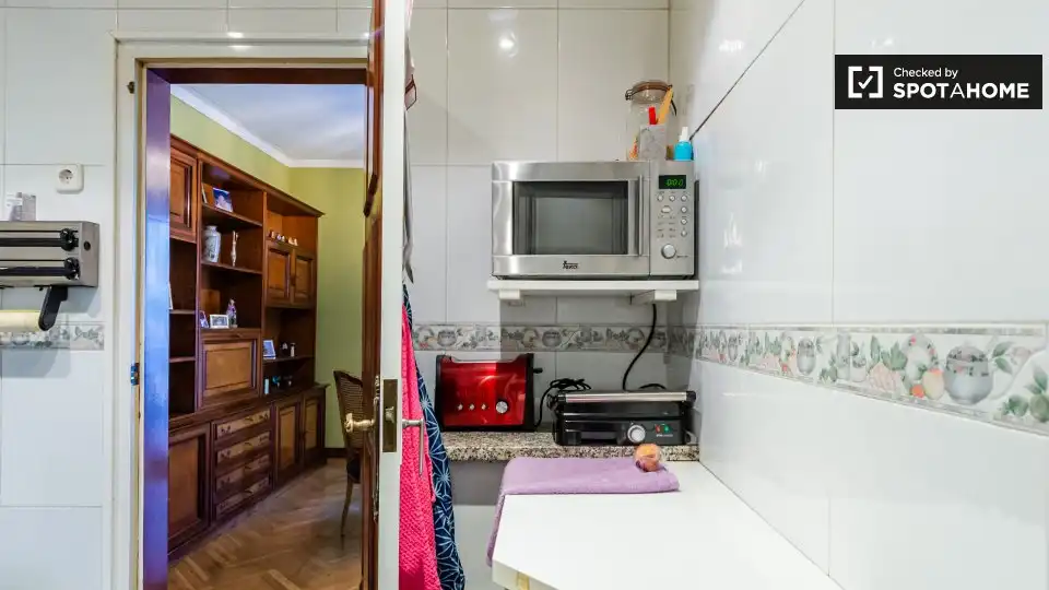 Cocina de Piso para compartir en Barcelona con Aire acondicionado, Calefacción y Amueblado