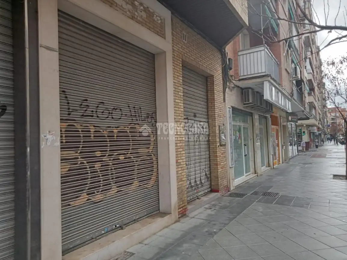Vista exterior de Local en venta en Granada