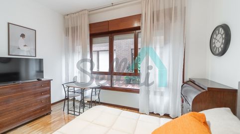 Foto 2 von Wohnung zur Miete in La Regenta, La Ería, Oviedo