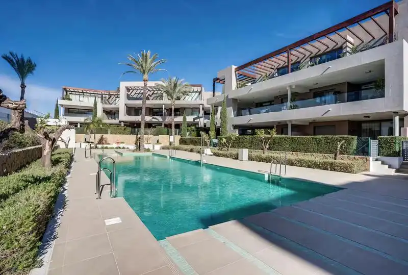 Schwimmbecken von Erdgeschoss zur Miete in Estepona mit Klimaanlage, Heizung und Privatgarten