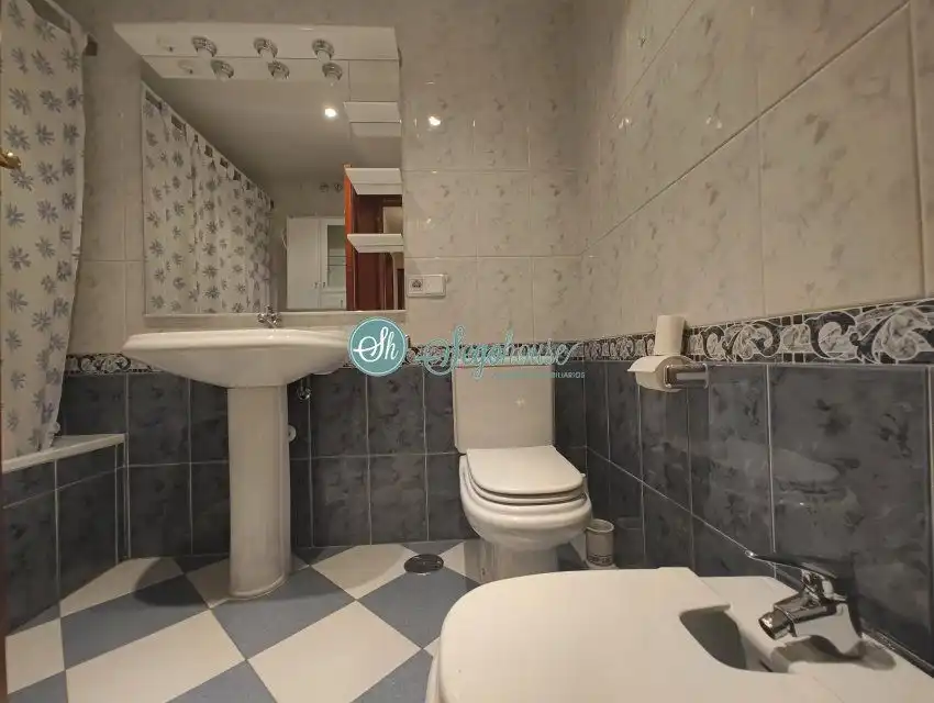 Bathroom of Flat for rent in Segovia  with Heating, Parquet flooring and Terrace