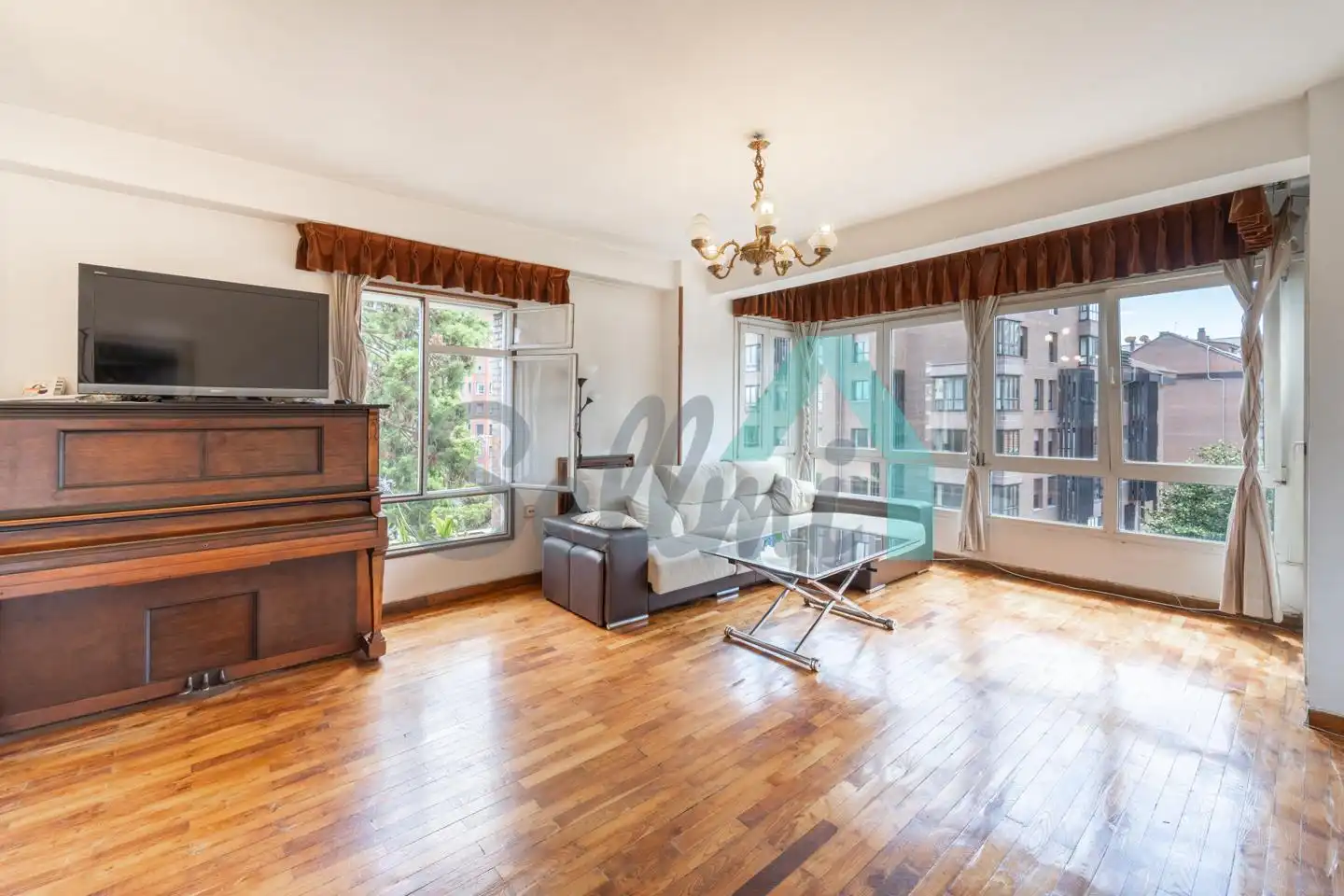 Vista exterior de Piso en venta en Oviedo  con Calefacción, Parquet y Terraza