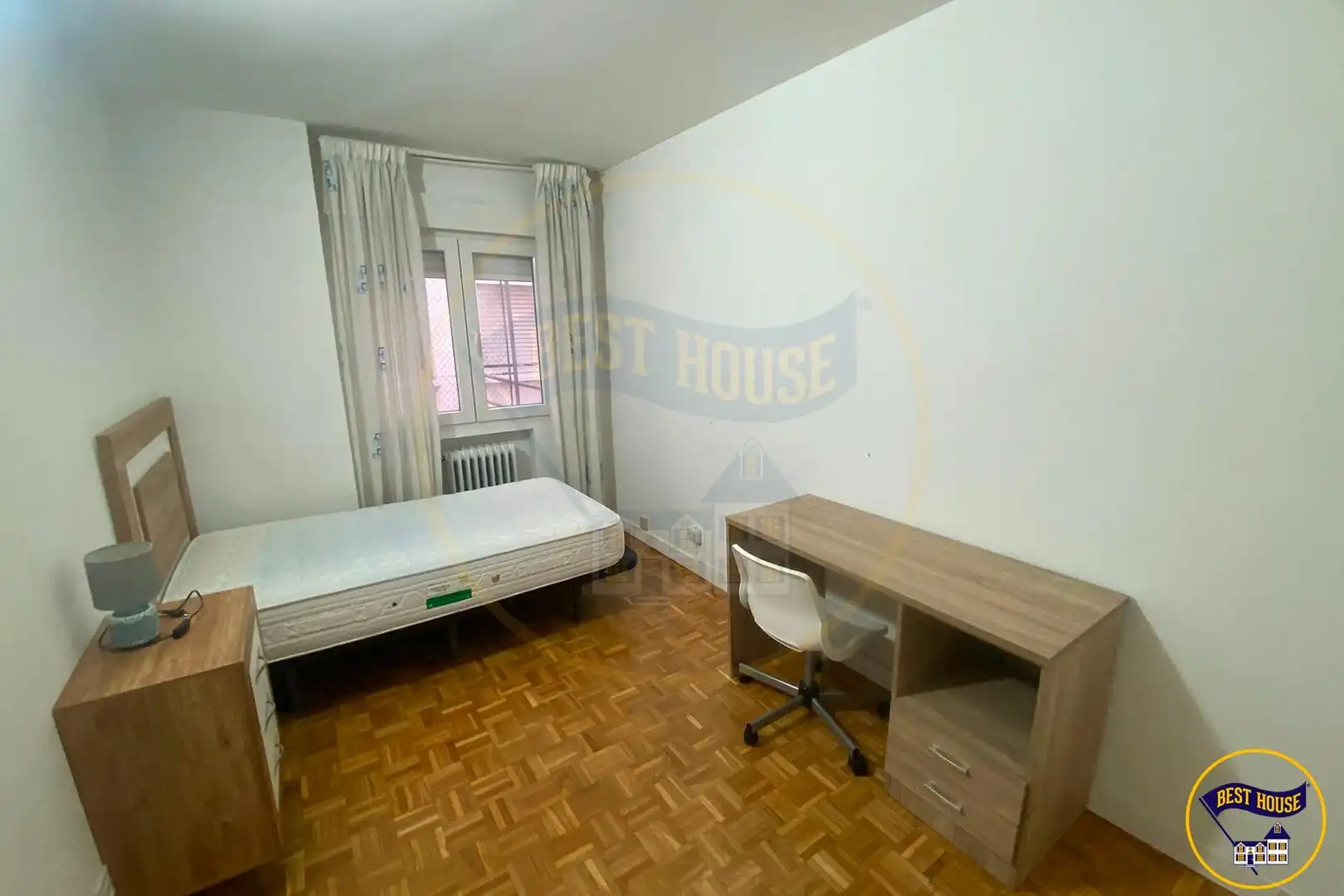 Bedroom of Flat for share in Cuenca  with Air Conditioner, Heating and Parquet flooring