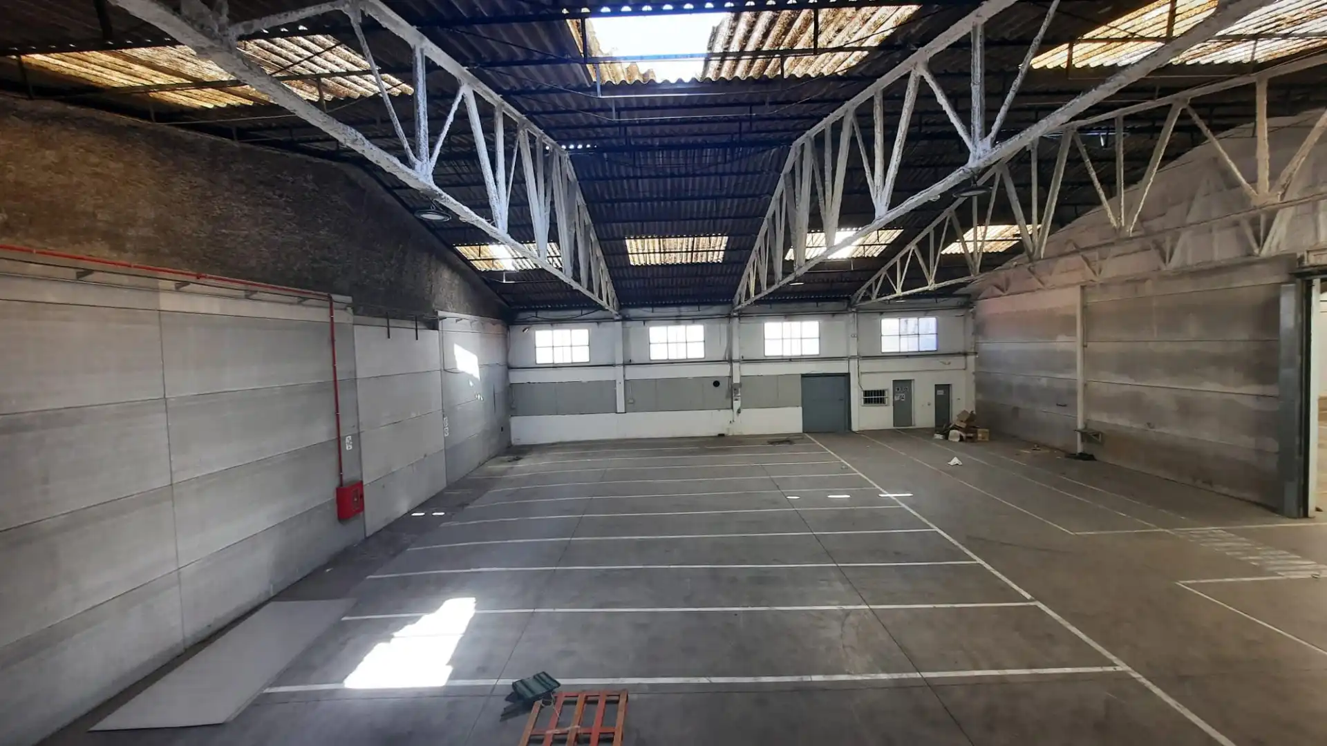 Parkplatz von Fabrikhallen zur Miete in Almazora / Almassora