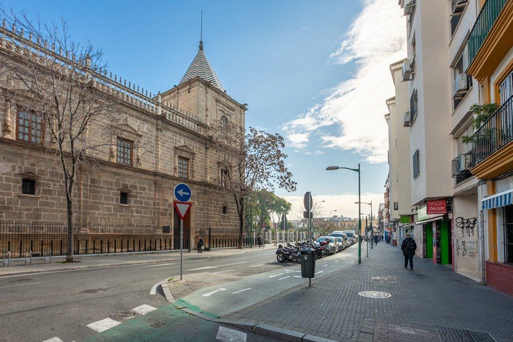 Vista exterior de Local en venda en  Sevilla Capital amb Aire condicionat