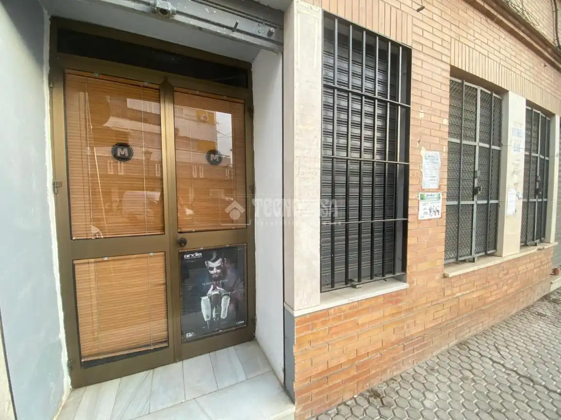 Vista exterior de Local en venta en  Sevilla Capital con Aire acondicionado