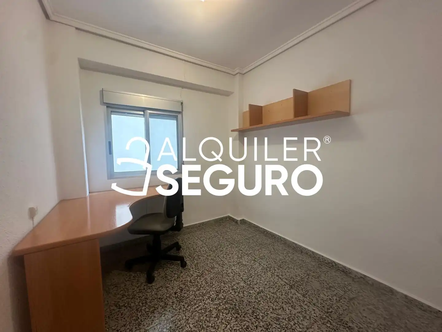 Flat for rent in Valencia  with Air Conditioner and Furnished