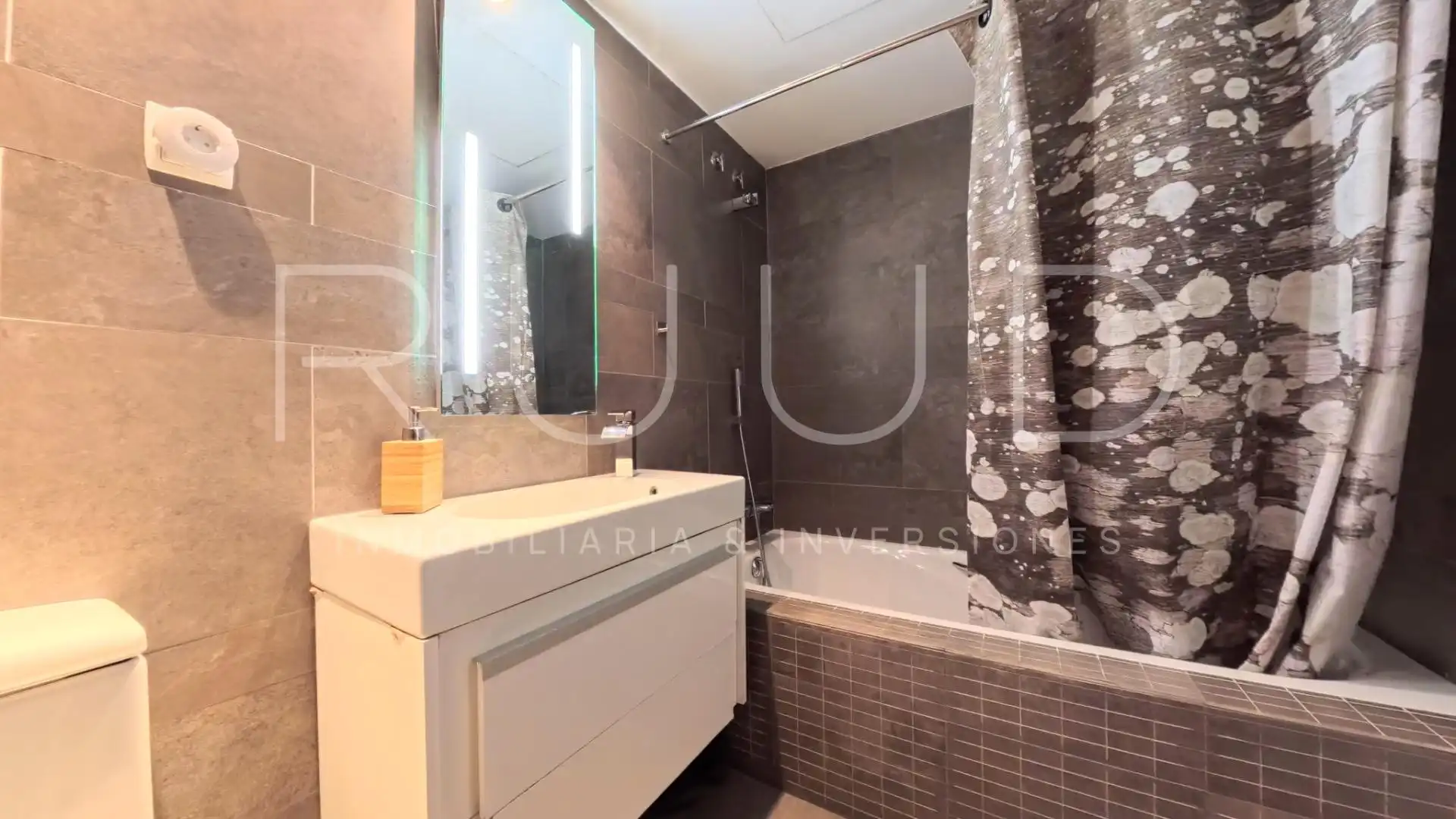 Bathroom of Duplexes for sale in Castelldefels  with Air Conditioner, Heating and Parquet flooring
