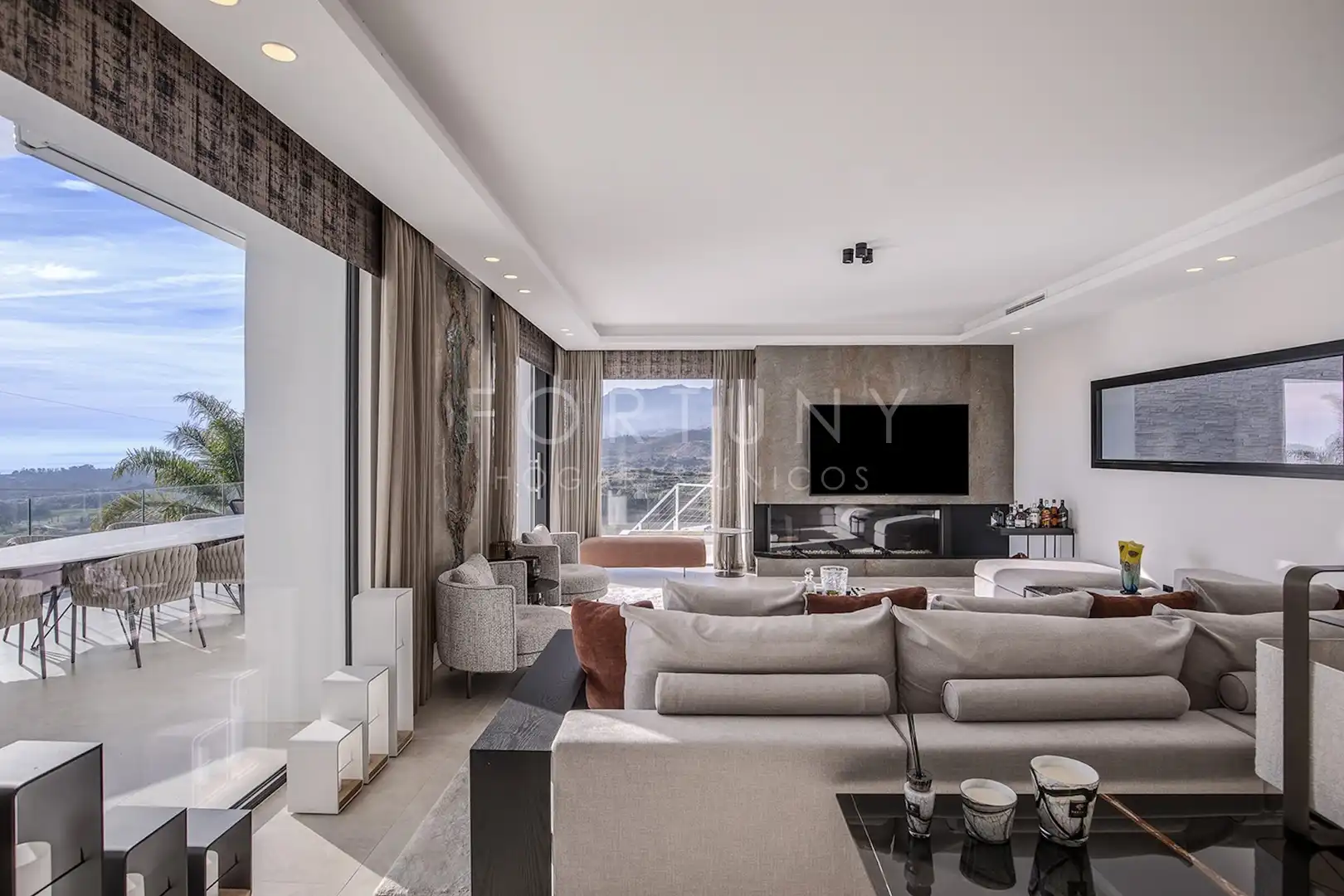 Sala de estar de Casa o chalet en venta en Marbella con Aire acondicionado, Calefacción y Jardín privado