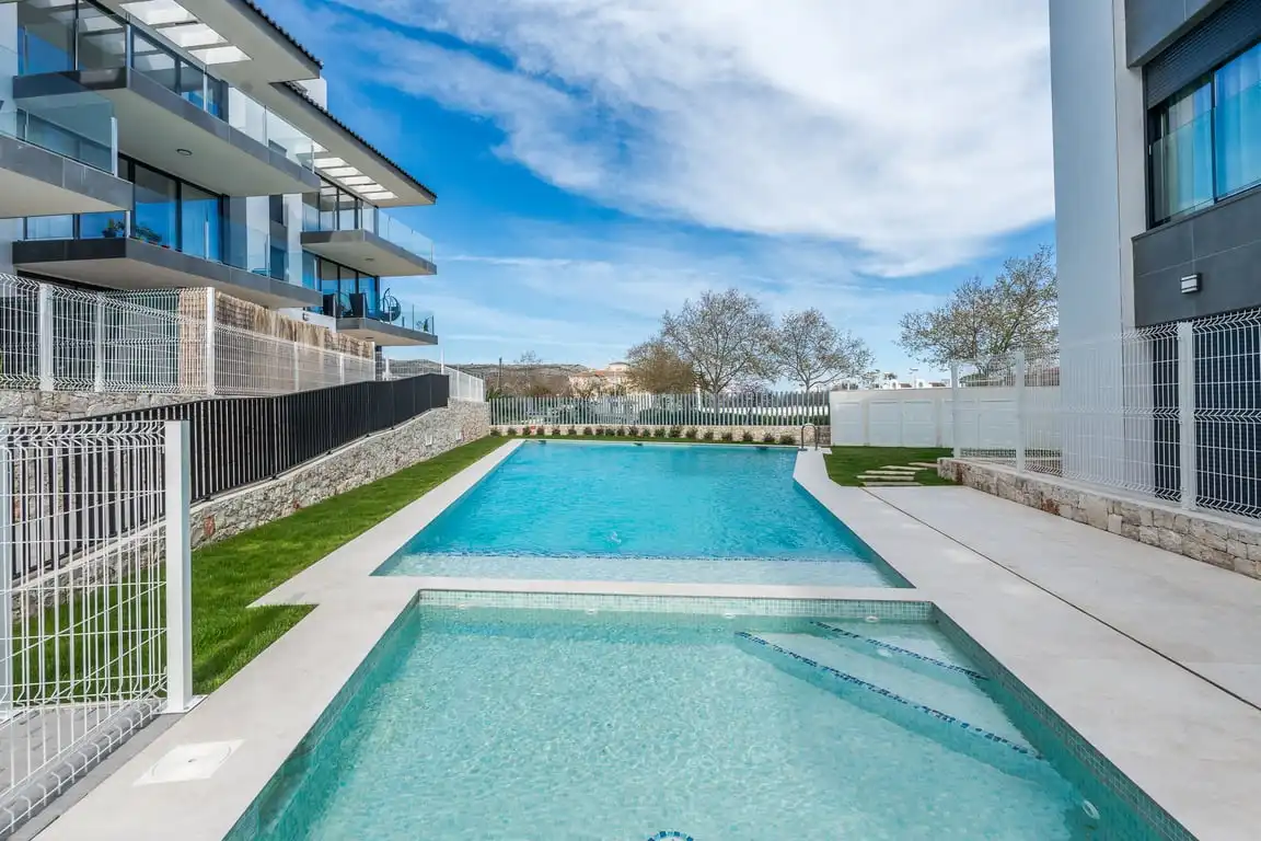 Schwimmbecken von Wohnung zum Verkauf in Jávea / Xàbia mit Klimaanlage, Privatgarten und Abstellraum