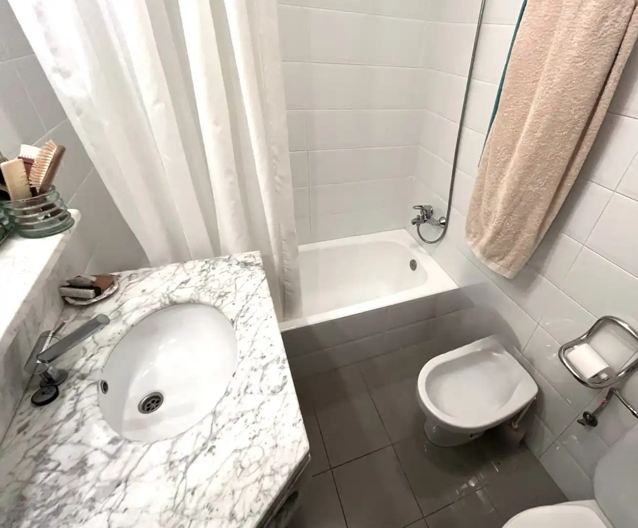 Badezimmer von Dachboden zum Verkauf in Palamós mit Terrasse und Möbliert