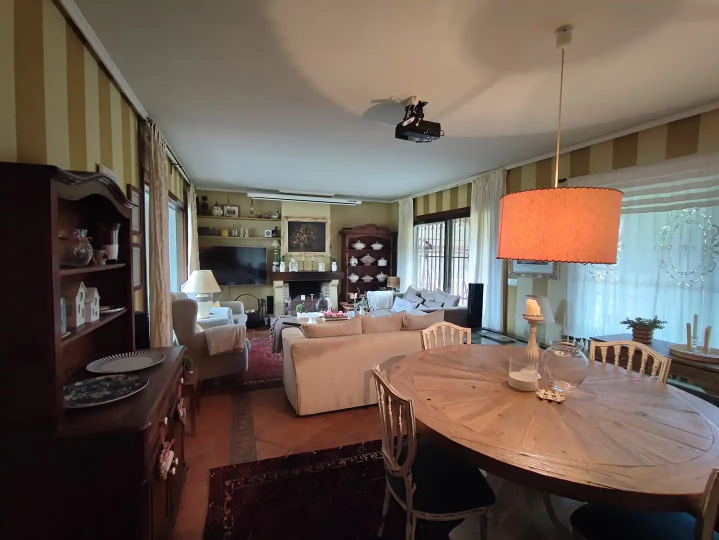 Sala d'estar de Casa o xalet en venda en Nigrán amb Jardí privat, Terrassa i Moblat