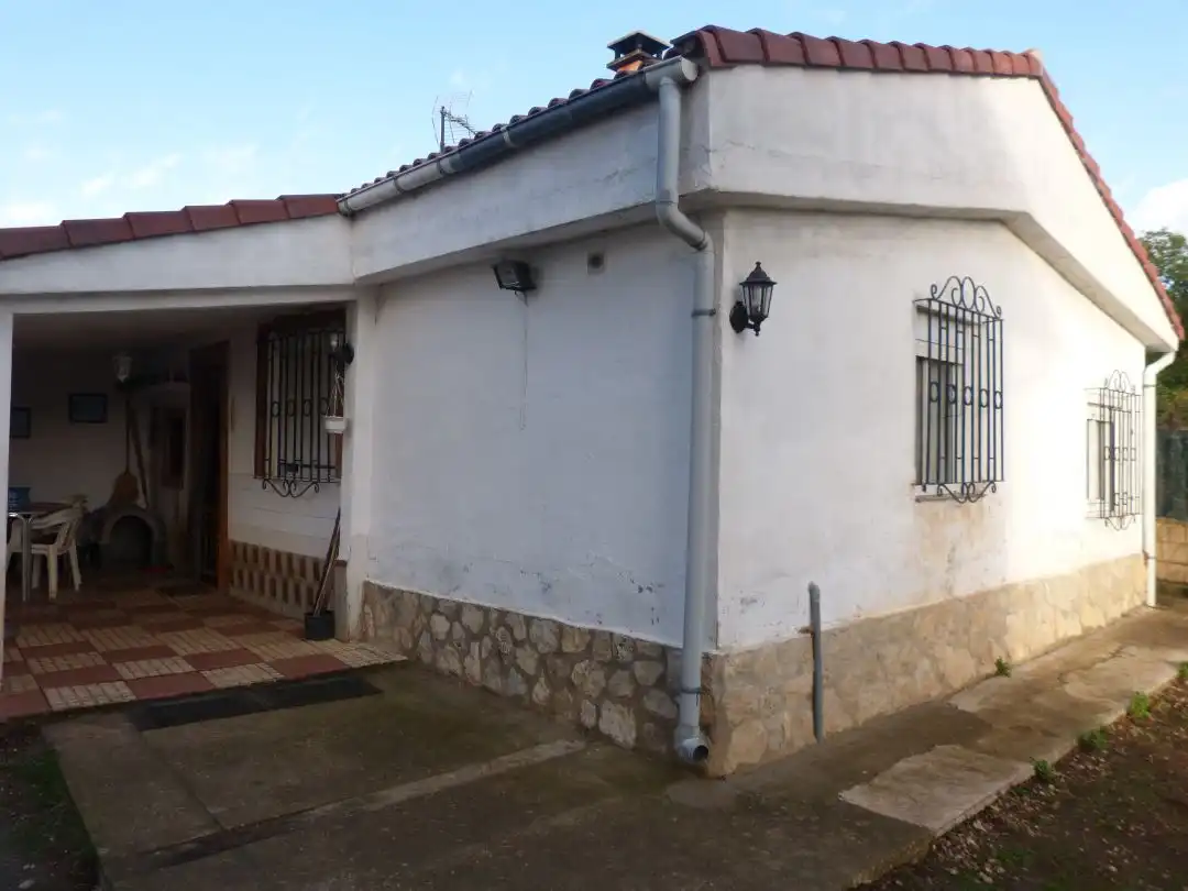 Vista exterior de Casa o xalet en venda en Valle de Losa amb Calefacció i Piscina