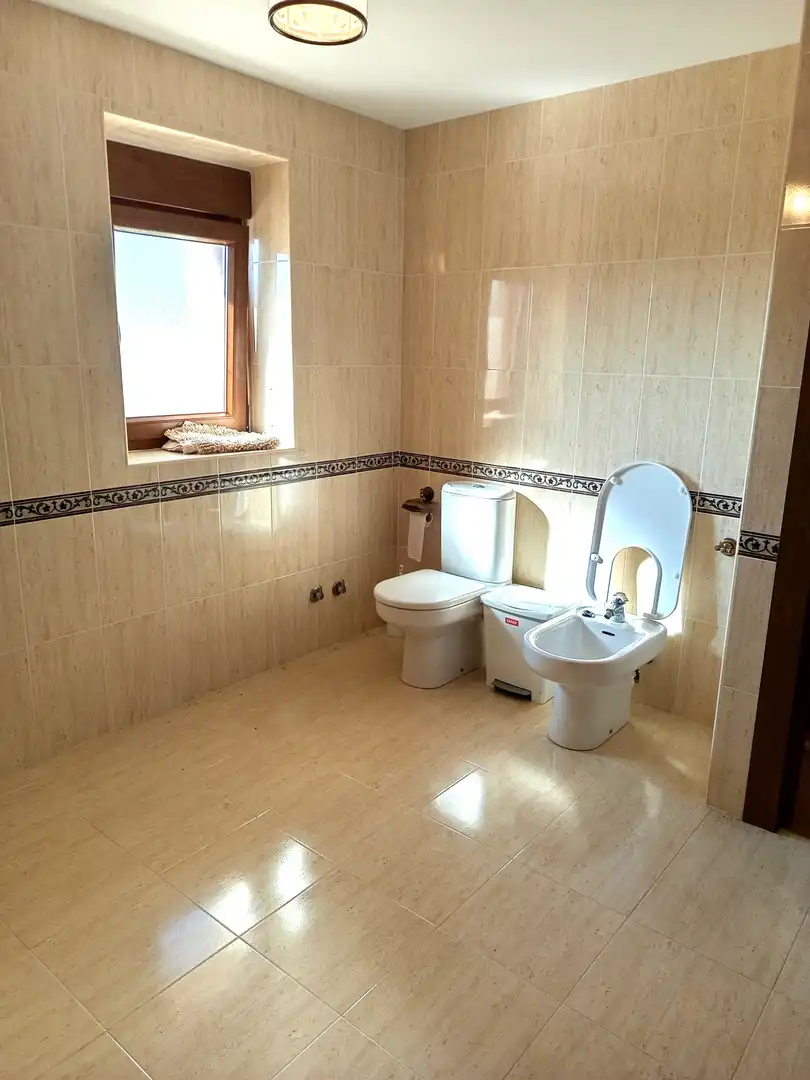 Bany de Casa o xalet en venda en Dehesa de Romanos  amb Calefacció, Parquet i Traster