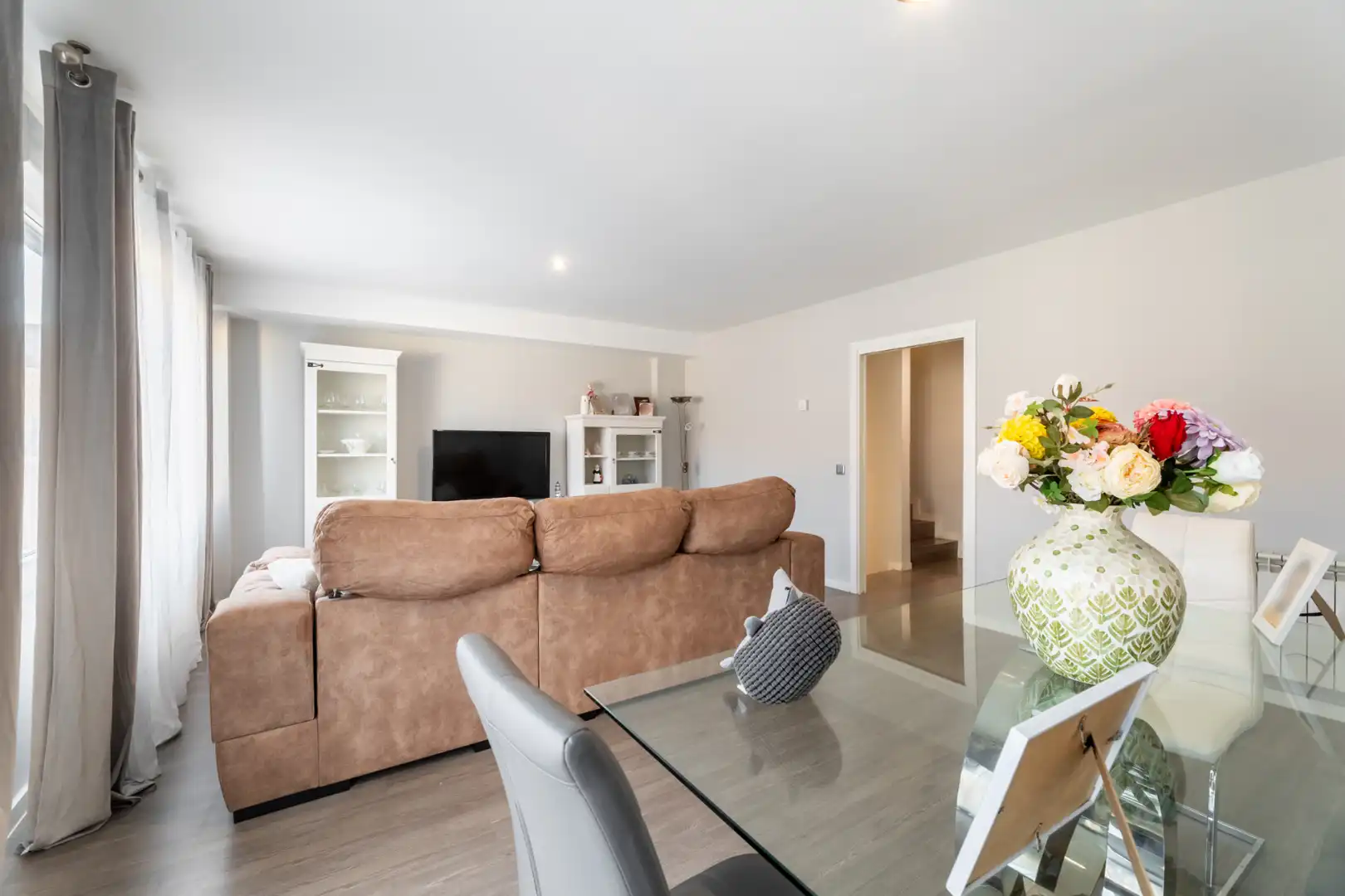 Sala de estar de Casa adosada en venta en Navalcarnero con Calefacción, Jardín privado y Piscina