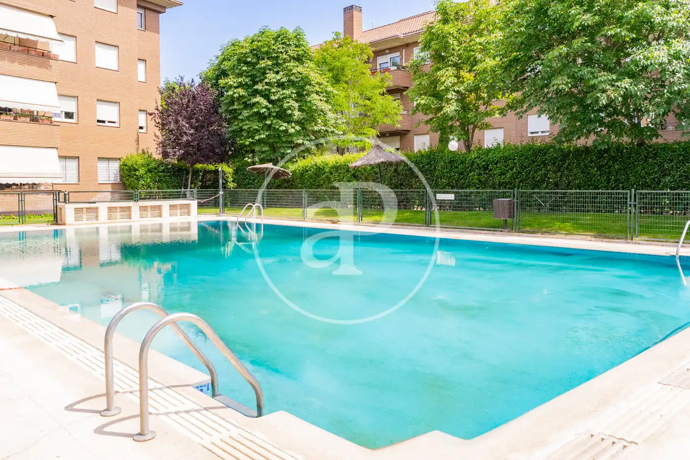 Schwimmbecken von Wohnung zum Verkauf in Pozuelo de Alarcón mit Klimaanlage, Heizung und Privatgarten