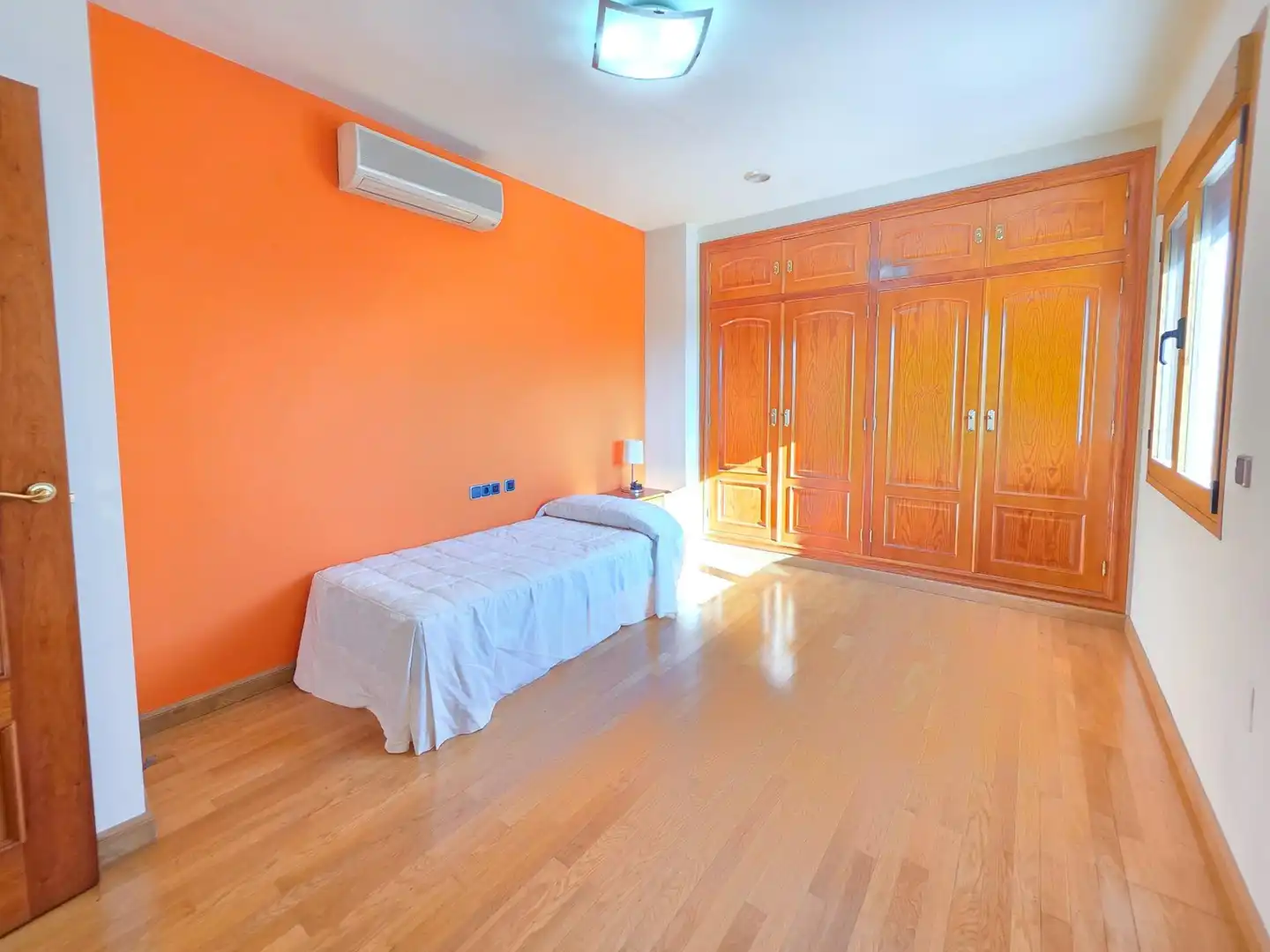 Habitación de Casa adosada en venta en Jaén con Aire acondicionado, Calefacción y Jardín privado
