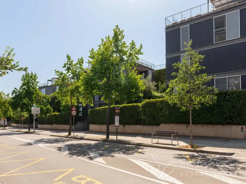 Vista exterior de Casa o xalet en venda en Sant Cugat del Vallès amb Aire condicionat, Calefacció i Jardí privat