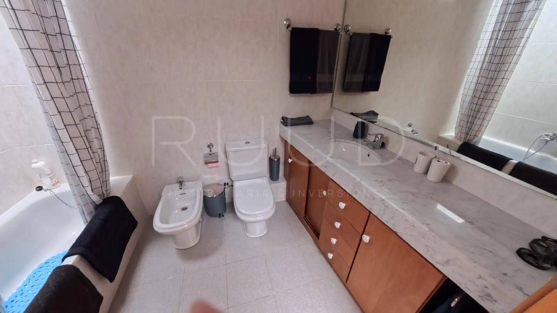 Badezimmer von Einfamilien-Reihenhaus zur Miete in Sant Feliu de Guíxols mit Klimaanlage, Heizung und Privatgarten