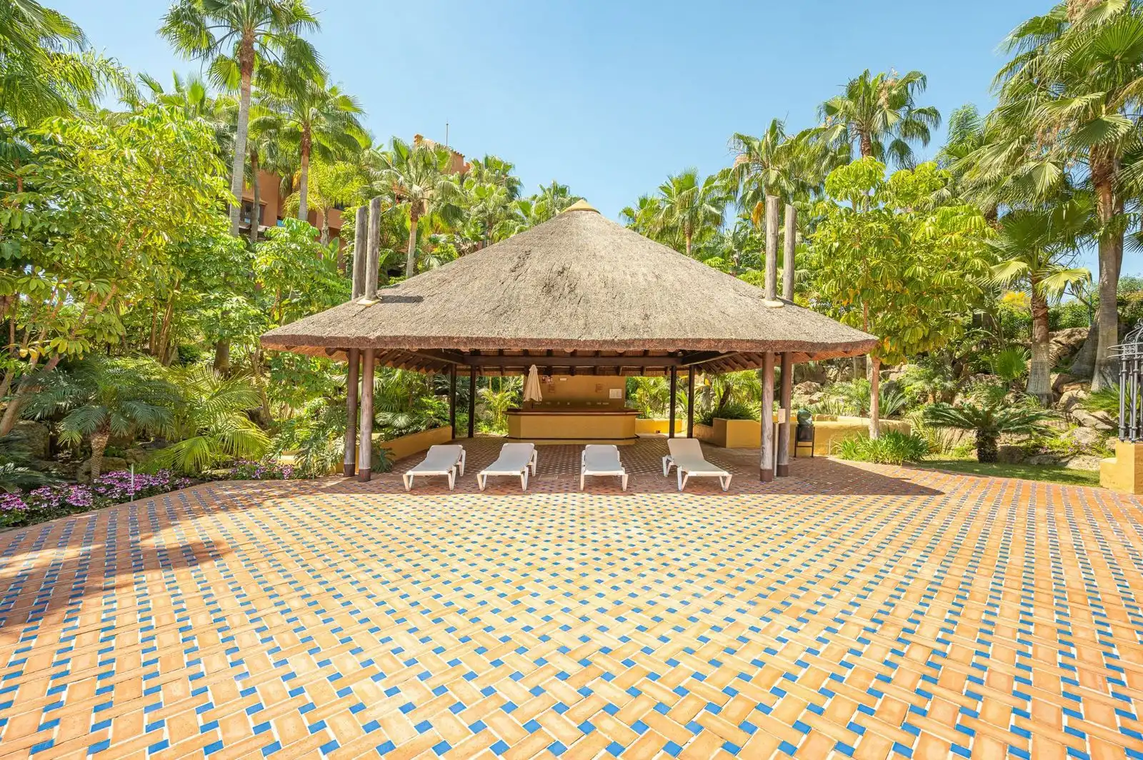 Jardín de Ático en venta en Marbella con Terraza, Trastero y Piscina comunitaria