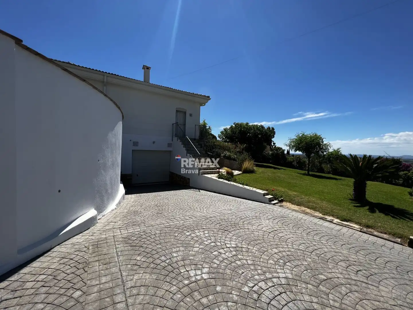 Vista exterior de Casa o xalet en venda en Pau amb Aire condicionat, Jardí privat i Terrassa