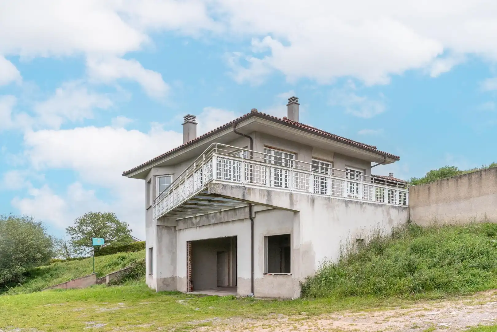 Vista exterior de Casa o xalet en venda en Oviedo  amb Jardí privat, Terrassa i Balcó